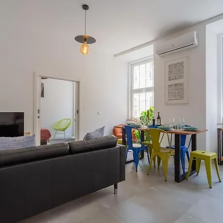 Апартаменти Unique & Super Aircon & Lift *