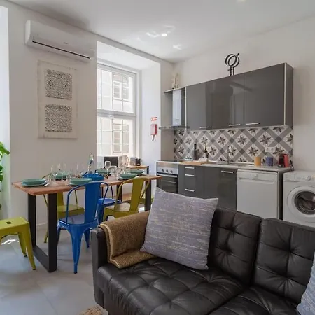 Апартаменти Unique & Super Aircon & Lift *