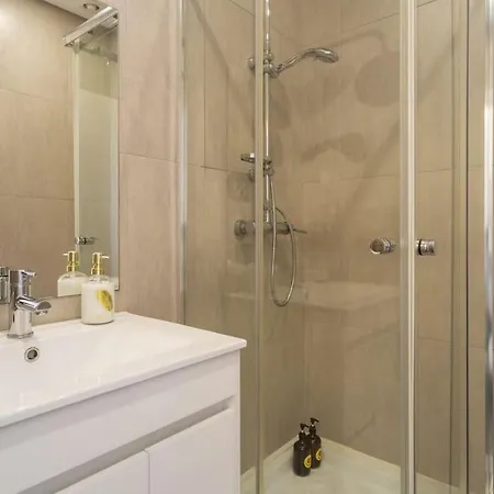 Апартаменти Unique & Super Aircon & Lift