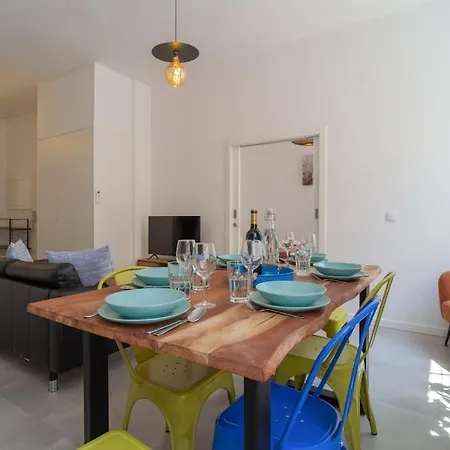 아파트 Unique & Super Aircon & Lift